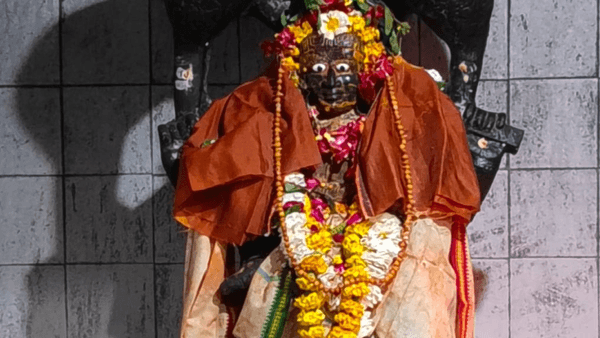 Offering At Shri Dakshinmukhi Temple