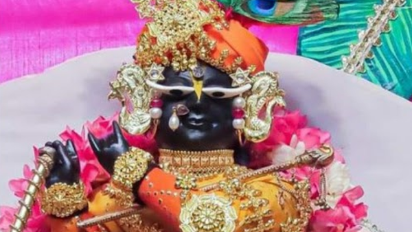 Offering At Shri Radha Damodar Temple